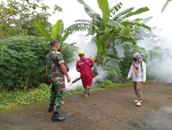 Peduli Kesehatan, Babinsa Koramil Klego Dampingi Fogging