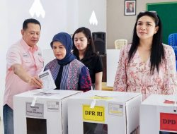 Berkemeja Pink di Hari Kasih Sayang, Ketua MPR RI dBamsoet dan Keluarga Gunakan Hak Pilihnya di TPS 12 Purbalingga