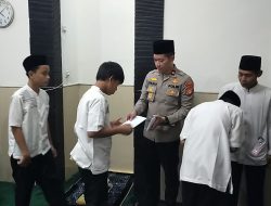 Kapolsek Cakung  Berikan Santunan Anak Yatim Piatu Sekaligus Menjalin Silaturahmi Dengan Warga