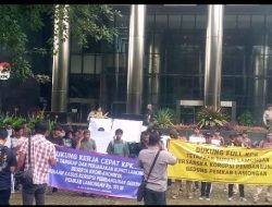 KPK Didemo Massa Ini Ke-4 Kalinya, Sebab Bupati dan Ketua DPRD Lamongan Belum Status kejelasan nya, Padahal 4 Orang Sudah Tersangka