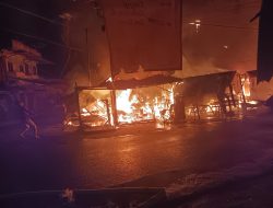 Belasan Ruko Dilahap Sijago Merah Di Ujungbatu, Polres Rohul Bersama Tim Sigap Berikan Bantuan