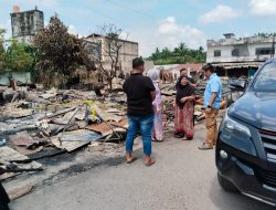 Polres Rohul Beri Bantuan Untuk Korban Kebakaran 17 Bangunan Pasar Di Ujungbatu,  Tim Labfor Polda Riau Lakukan Pemeriksaan TKP