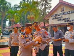 Pencegahan Judi Online, Wakapolres  Cek Handphone Anggota Polres Purwakarta