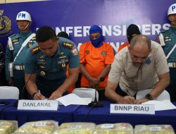 DANLANTAMAL I APRESIASI F1QR LANAL DUMAI ATAS PENANGKAPAN NARKOBA DI PERAIRAN SELINSING BENGKALIS RIAU