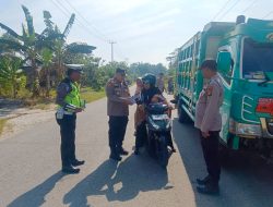 Personil Polsek Kunto Darussalam Giat Penindakan e-Tilang Dua Berkas Dan e-Teguran Berkas Melalui APK STM Ops Patuh LK 2024