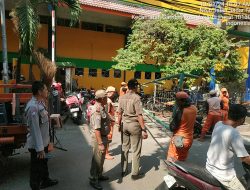 Upaya Penataan Lingkungan, Aipda Irvan dan Petugas Pemkot Jakpus Tertibkan Pedagang di Jalan Sadar IV