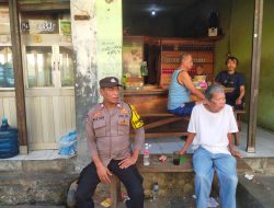 Patroli Wilayah Sore Hari Bhabinkamtibmas Kelurahan Galur Sambang Dialogis Dengan Tokoh Masyarakat dan Warga