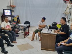 Aiptu Suparmin Kunjungi Ketua RT, Staf RW Dan Pokdarkamtibmas Malam Hari Di Pemukiman RW 06 Kelurahan Karet Tengsin