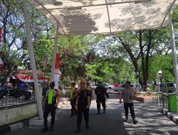 Jaga Keamanan Stasiun Gambir, Anggota Polsubsektor Monas Timur Bersama dengan Stake Holder Patroli Jalan Kaki