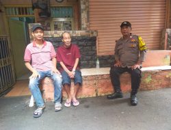 Sambang Sore Hari Bhabinkamtibmas Kelurahan Galur Berikan Imbauan Kepada Warga