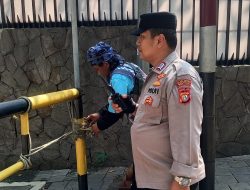 Kasi Humas Polsek Metro Menteng Patroli Sekitar Jalan Besuki Berikan Imbauan Petugas Juru Parkir