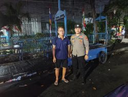 Anggota Patroli Polsek Johar Baru Bripda Adi Sumarmo Patroli Dialogis Dini Hari Berikan Imbauan Kepada Warga