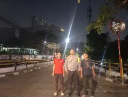 Bhabinkamtibmas Patroli Dini Hari Dan Berikan Imbauan Kepada Masyarakat Di Pemukiman Warga