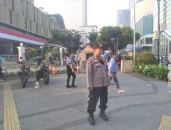 Cegah Kejahatan Jalanan, Bripka Tri Sugiyarto Memantau Aktivitas Masyarakat Sekitar Persimpangan Sarinah
