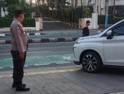 Sasar Titik Rawan Kejahatan, Aiptu Ali Imran Melaksanakan Pengaturan Lalin Depan Kolose Kanisius