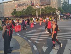 Cegah Kejahatan Jalanan, Bripka Tri Sugiyarto Memantau Aktivitas Masyarakat Sekitar Persimpangan Sarinah