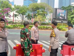 Personil Gabungan TNI-Polri Lakukan Patroli Wilayah Cegah Tindak Kriminalitas Di Jalan Imam Bonjol