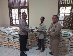 Bhabinkamtibmas Kelurahan Sumur Batu Membantu Pembagian Beras Tahun 2024 Dari Pemerintah Republik Indonesia Melalui PT.Pos.