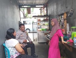 Jalin Kedekatan Dengan Masyarakat, Bhabinkamtibmas Petojo Selatan Sambangi Warga di Gang Sempit