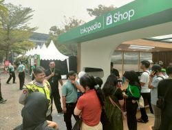 Patroli Jalan Kaki Sore Hari Polsek Metro Tanah Abang Dan Berikan Imbauan Kamtibmas Kepada Pengunjung Event kegiatan Festival Beli Lokal-Toko Pedia