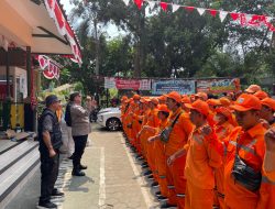 Bhabinkamtibmas Menteng Memberikan Imbauan Petugas PPSU di Halaman Kantor Kelurahan Menteng