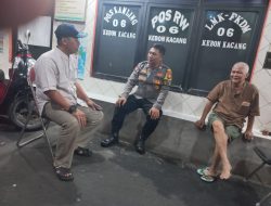 Aiptu Suhartono Kunjungi Poskamling RW 06 Kelurahan Kebon Kacang Malam Hari Dan Berikan Imbauan Kepada Petugas Siskamling