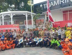 Petugas Penjaga Tol Kibarkan Bendera Merah Putih Dalam Rangka Bulan Kebangsaan 2024 Di Bundaran HI