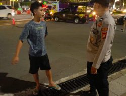 Patroli Malam Hari Polsek Metro Tanah Abang Dan Berikan Imbauan Kamtibmas Kepada Warga Yang Menanyakan Jalan