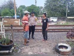 Bhabinkamtibmas Duri Pulo Sambangi Warga di Sekitar Perlintasan KAI Tanah Abang – Duri