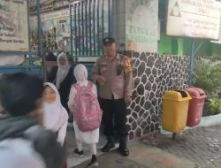 Aiptu Kamidi Bhabinkamtibmas Gondangdia Terapka Kedisiplinan Sejak Dini Kepada Murid SDN Gondangdia 01 Pagi