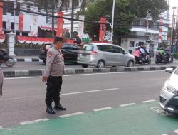 Kapolsubsektor Aiptu Ali Imran Melaksanakan Pengaturan Lalin Senin Pagi Sepanjang Jl. Menteng Raya