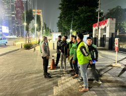 Aiptu Teguh Patroli Dialogis Malam Hari Dan Sambangi Para Pengemudi Ojek Online Di Pintu 7 GBK Senayan