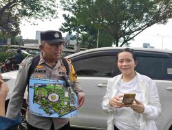 Bantu Jemaat Misa, Polisi Berkalung Denah Acara Berkeliling Di GBK
