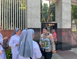 AKBP Rosiana Bantu Warga Yang Akan Melaksanakan Misa Apostolik di GBK Dengan Membawa Lay Out (Peta)