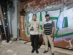 Patroli Malam Hari 1053 Samapta Polsek Metro Tanah Abang Saling Interaksi Dan Berikan Imbauan Kamtibmas Warga Di Pemukiman Jalan KS Tubun Raya
