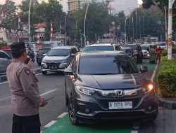 Aiptu Ali Imran Mengatur Padat Kendaraan dan Pemantauan Sekitar Jl. Menteng Raya