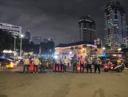 Unit Patroli Samapta Gambir Bersama Tiga Pilar Kecamatan Gambir Alihkan Arus Lalu lintas Di Patung Kuda Monas