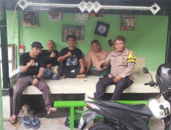 Jalin Kedekatan Dengan Masyarakat, Bhabinkamtibmas Petojo Selatan Sambangi Warga