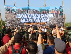 Acara pekan gerebek sampah dan tanam pohon di area hutan mangrove Kaliadem Pelabuhan Muara Angke
