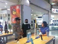 Anggota Polsubsektor Roxy Sambang Pusat Pertokoan Berikan Himbauan Kamtibmas