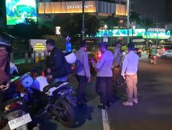 Anggota Patroli Kota Polsek Metro Menteng Aipda Singgih Memberikan Himbauan Kamtibmas Kepada Pengendara Kendaraan di Bundaran HI, Menteng Jakarta Pusat