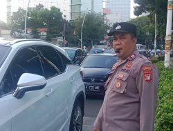 Aiptu Ali Kapolsubsektor Cut Mutia Melaksanakan Pengaturan Lalu Lintas Pagi Hari