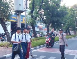 Unit Samapta Polsek Kemayoran Melaksanakan Pengaturan Lalu Lintas Pagi Hari
