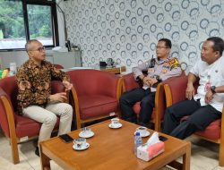 Aiptu Suparmin Silahturahmi Kamtibmas Dengan Kasi Kesra Di Kantor Kelurahan Karet Tengsin