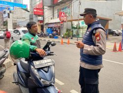 Patroli Dialogis Kasi Dokliput Aipda Himawan Kepada Pengguna Kendaraan Ojek Online