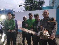 Aiptu Roby Danan Respon Kejadian Pohon Kupa Gowok Tumbang di Pemukiman Warga