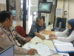 Bhabinkamtibmas Petamburan Berikan Pelayanan Administrasi Kepada Masyarakat
