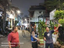 Monitoring Bubaran Nobar Warga RW 02 dan RW 03, Bhabinkamtibmas Kelurahan Kampung Rawa Bersama Ketua RW