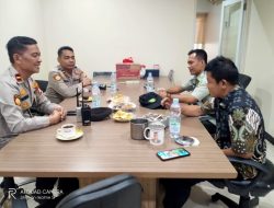 Kapolsubsektor Diponegoro Bersama Ipda NgatimanSambangi Petugas Keamanan Universitas Indonesia Salemba