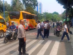 Panit Binmas Bantu Pelajar Pulang Sekolah